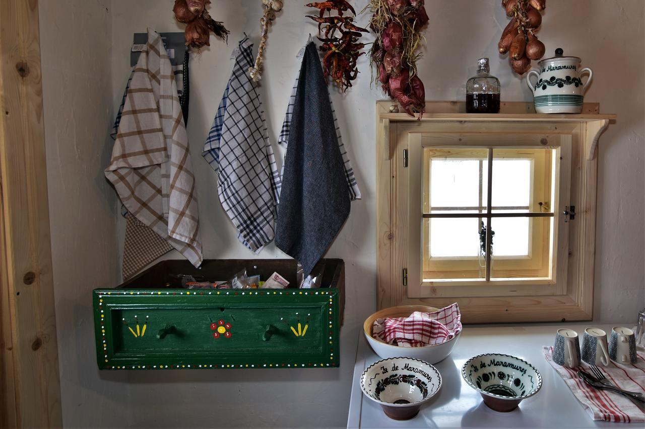 Iz De Maramures Rural Hotel (Adults Only) Surdesti  Eksteriør billede